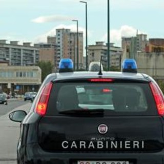 Napoli, due giovani accerchiati e accoltellati all'uscita della stazione