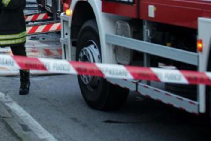 Tir si ribalta e schiaccia auto in A10, due morti e 4 feriti